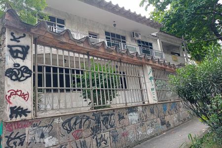 Casa à venda com 450m², 4 quartos e 8 vagasFachada