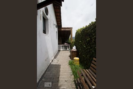 Casa para alugar com 401m², 4 quartos e 4 vagas Casa para alugar com 401m², 4 quartos e 4 vagasCorredor lateral da cozinha