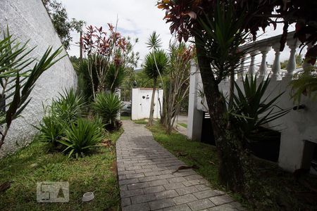 Casa para alugar com 401m², 4 quartos e 4 vagas Casa para alugar com 401m², 4 quartos e 4 vagasCorredor do quintal