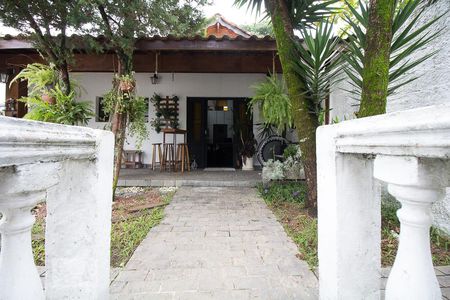 Casa para alugar com 401m², 4 quartos e 4 vagas Casa para alugar com 401m², 4 quartos e 4 vagasDetalhe do quintal