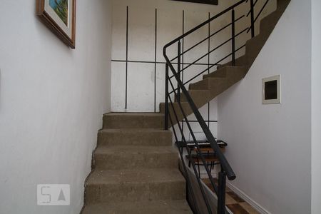 Casa para alugar com 401m², 4 quartos e 4 vagasEscada 