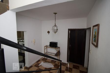 Casa para alugar com 401m², 4 quartos e 4 vagas Casa para alugar com 401m², 4 quartos e 4 vagasEscada