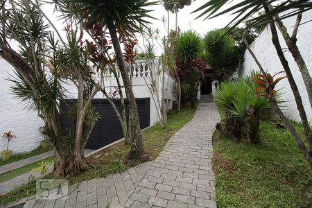 Casa para alugar com 401m², 4 quartos e 4 vagas Casa para alugar com 401m², 4 quartos e 4 vagasCorredor do quintal