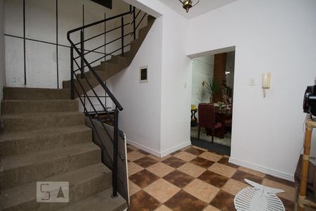 Casa para alugar com 401m², 4 quartos e 4 vagas Casa para alugar com 401m², 4 quartos e 4 vagasEscada