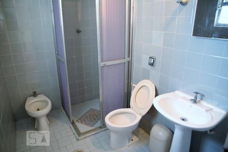 Banheiro de apartamento para alugar com 1 quarto, 53m² em Guilhermina, Praia Grande
