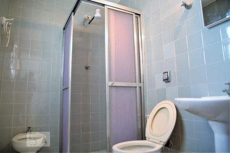 Banheiro de apartamento para alugar com 1 quarto, 53m² em Guilhermina, Praia Grande