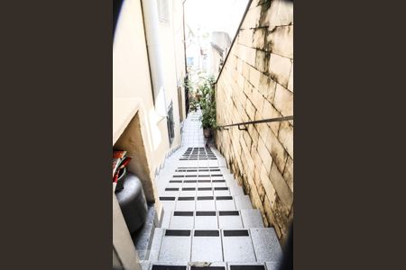 Casa à venda com 122m², 3 quartos e 2 vagas Casa à venda com 122m², 3 quartos e 2 vagasEscada