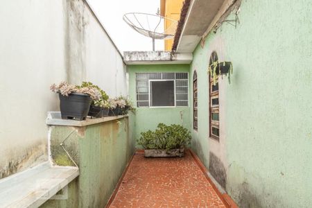 Casa à venda com 252m², 2 quartos e 5 vagasCorredor lateral externo