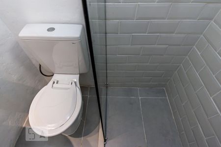 Banheiro de kitnet/studio para alugar com 1 quarto, 30m² em Pacaembu, São Paulo