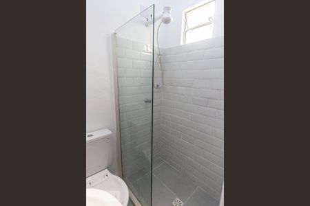 Banheiro de kitnet/studio para alugar com 1 quarto, 30m² em Pacaembu, São Paulo