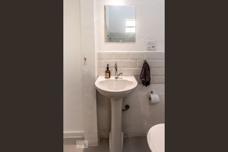 Banheiro de kitnet/studio para alugar com 1 quarto, 30m² em Pacaembu, São Paulo