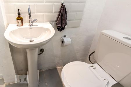 Banheiro de kitnet/studio para alugar com 1 quarto, 30m² em Pacaembu, São Paulo