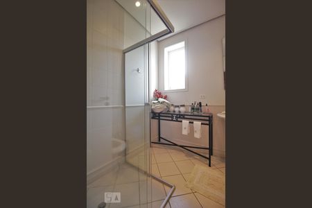 Casa à venda com 750m², 4 quartos e 6 vagasBanheiro da suíte 4