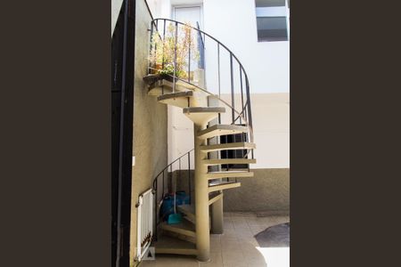 Casa à venda com 216m², 4 quartos e 3 vagasEscada da edícula