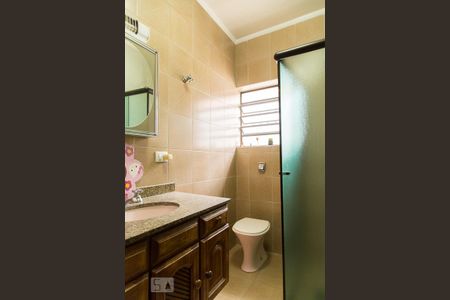 Casa à venda com 216m², 4 quartos e 3 vagasBanheiro da suíte 2