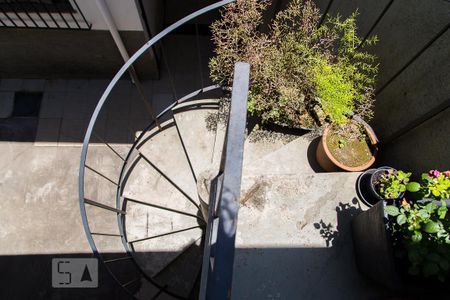 Casa à venda com 216m², 4 quartos e 3 vagasEscada da edícula