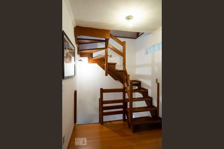 Casa à venda com 180m², 3 quartos e 4 vagas Casa à venda com 180m², 3 quartos e 4 vagasEscada