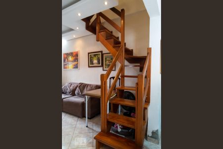 Casa à venda com 180m², 3 quartos e 4 vagas Casa à venda com 180m², 3 quartos e 4 vagasEscada