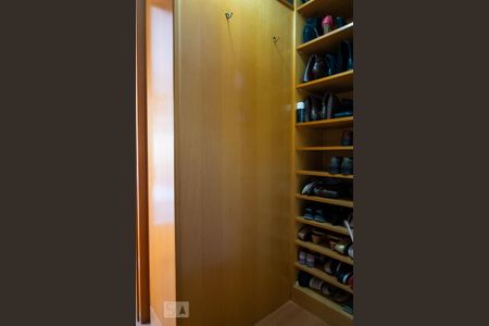 Casa à venda com 180m², 3 quartos e 4 vagas Casa à venda com 180m², 3 quartos e 4 vagasCloset da suíte