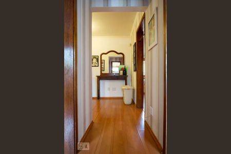 Casa à venda com 180m², 3 quartos e 4 vagas Casa à venda com 180m², 3 quartos e 4 vagasCorredor