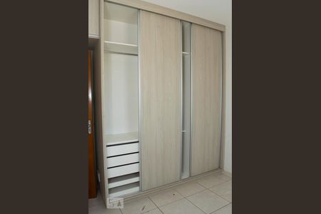 Quarto 1 de apartamento para alugar com 2 quartos, 59m² em Santa Mônica, Uberlândia