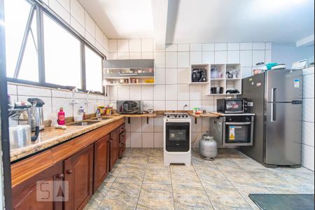 Casa à venda com 345m², 4 quartos e 3 vagasCozinha 