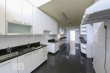 Casa para alugar com 256m², 6 quartos e 2 vagasCozinha