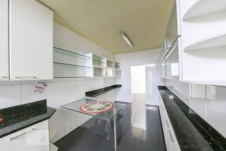 Casa para alugar com 256m², 6 quartos e 2 vagasCozinha