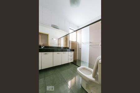 Casa para alugar com 256m², 6 quartos e 2 vagasBanheiro Social