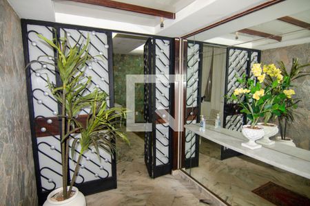 Hall de Entrada | Elevador de apartamento para alugar com 3 quartos, 200m² em Copacabana, Rio de Janeiro