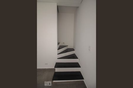 escada acesso dormitorios de casa de condomínio para alugar com 2 quartos, 60m² em Carandiru, São Paulo