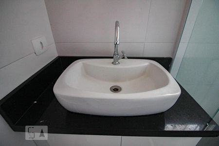 banheiro de casa de condomínio para alugar com 2 quartos, 60m² em Carandiru, São Paulo