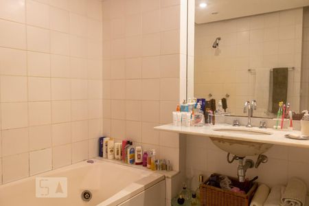 Apartamento à venda com 400m², 4 quartos e 3 vagasBanheiro da Suíte 1