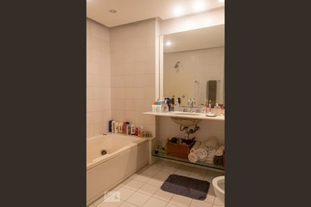 Apartamento à venda com 400m², 4 quartos e 3 vagasBanheiro da Suíte 1