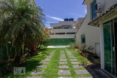 Casa de condomínio à venda com 250m², 3 quartos e 5 vagasQuintal