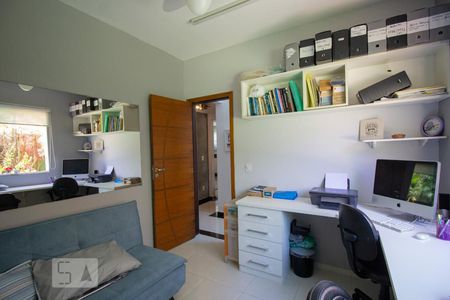 Casa de condomínio à venda com 250m², 3 quartos e 5 vagasSuíte 2