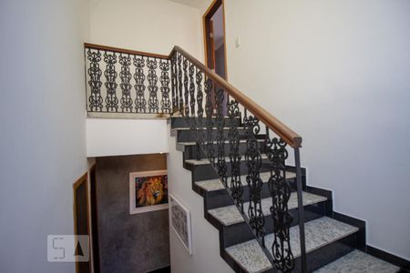 Casa de condomínio à venda com 250m², 3 quartos e 5 vagasEscada