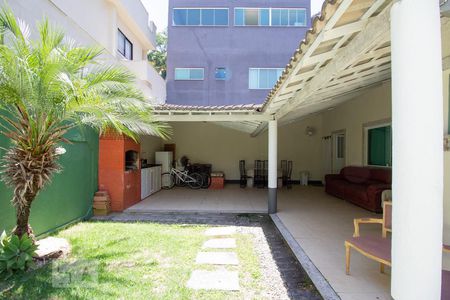 Casa de condomínio à venda com 250m², 3 quartos e 5 vagasQuintal