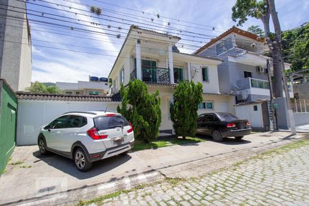 Casa de condomínio à venda com 250m², 3 quartos e 5 vagasFachada da Casa