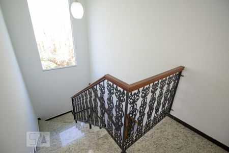 Casa de condomínio à venda com 250m², 3 quartos e 5 vagasEscada