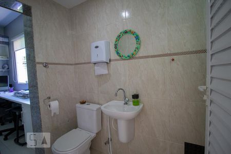 Casa de condomínio à venda com 250m², 3 quartos e 5 vagasBanheiro da Suíte 2