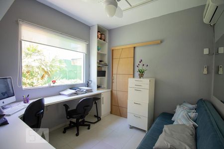 Casa de condomínio à venda com 250m², 3 quartos e 5 vagasSuíte 2