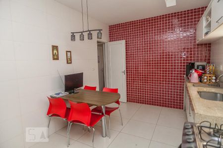 Casa para alugar com 120m², 4 quartos e 6 vagas Casa para alugar com 120m², 4 quartos e 6 vagasCozinha