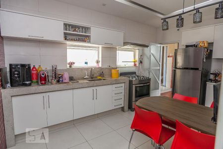 Casa para alugar com 120m², 4 quartos e 6 vagas Casa para alugar com 120m², 4 quartos e 6 vagasCozinha