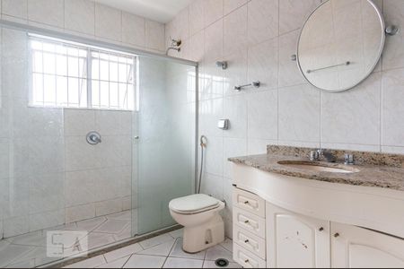 Casa à venda com 320m², 3 quartos e 3 vagasBanheiro da Suíte 2