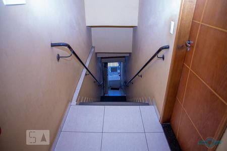 Apartamento para alugar com 55m², 1 quarto e sem vagaEscada / Porta