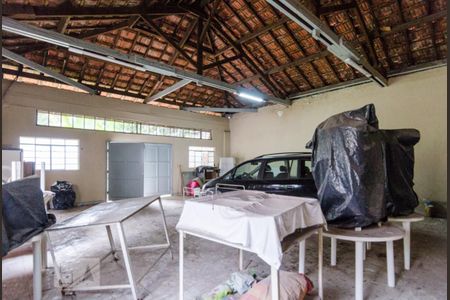 Casa à venda com 130m², 4 quartos e 8 vagasGalpão