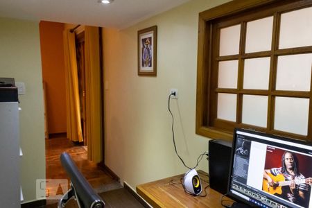 Casa à venda com 250m², 3 quartos e 2 vagas Casa à venda com 250m², 3 quartos e 2 vagasEscritório