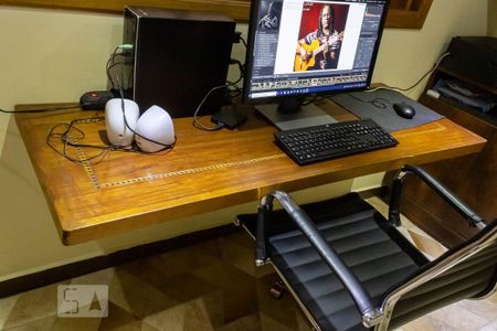 Casa à venda com 250m², 3 quartos e 2 vagas Casa à venda com 250m², 3 quartos e 2 vagasEscritório