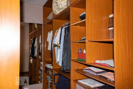 Casa à venda com 250m², 3 quartos e 2 vagas Casa à venda com 250m², 3 quartos e 2 vagasCloset da Suíte 2